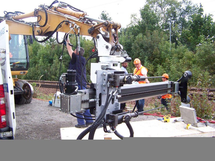 配装于挖机改装的隧道锚杆钻车上的YD30液压凿岩机（意大利）